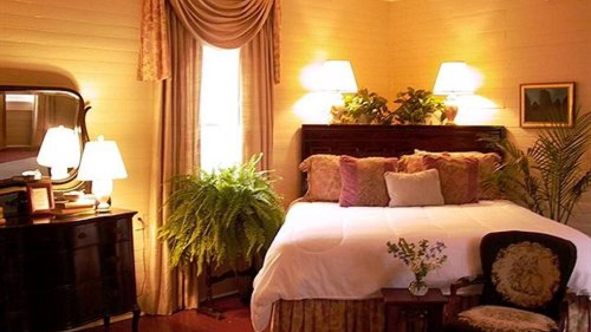 Columbus Bed & Breakfast | Rothschild-Pound House Inn
