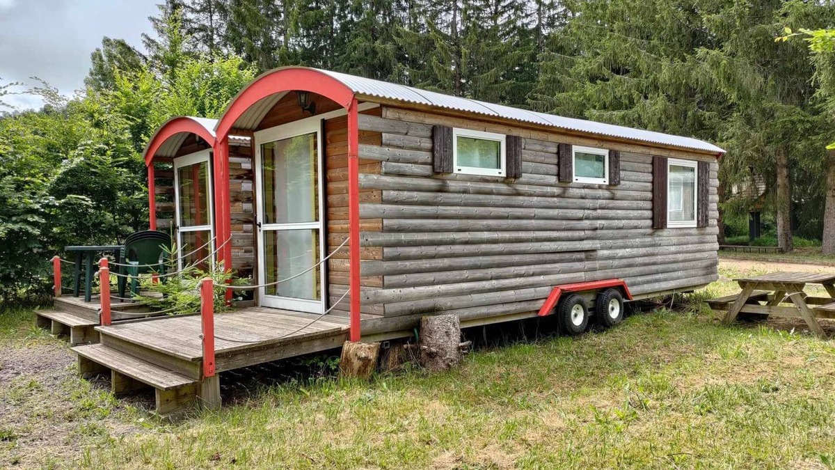Saint-Sauves-d'Auvergne House | Roulotte Dans un Domaine !