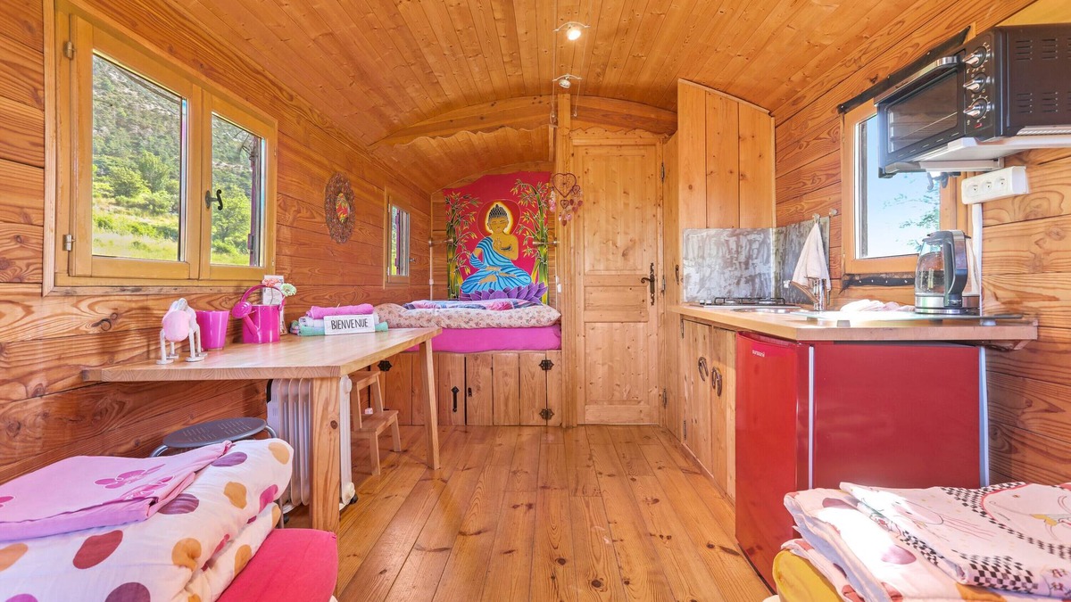 Bargeme Apartment | Roulotte Ferme St Pierre with Private Garden
