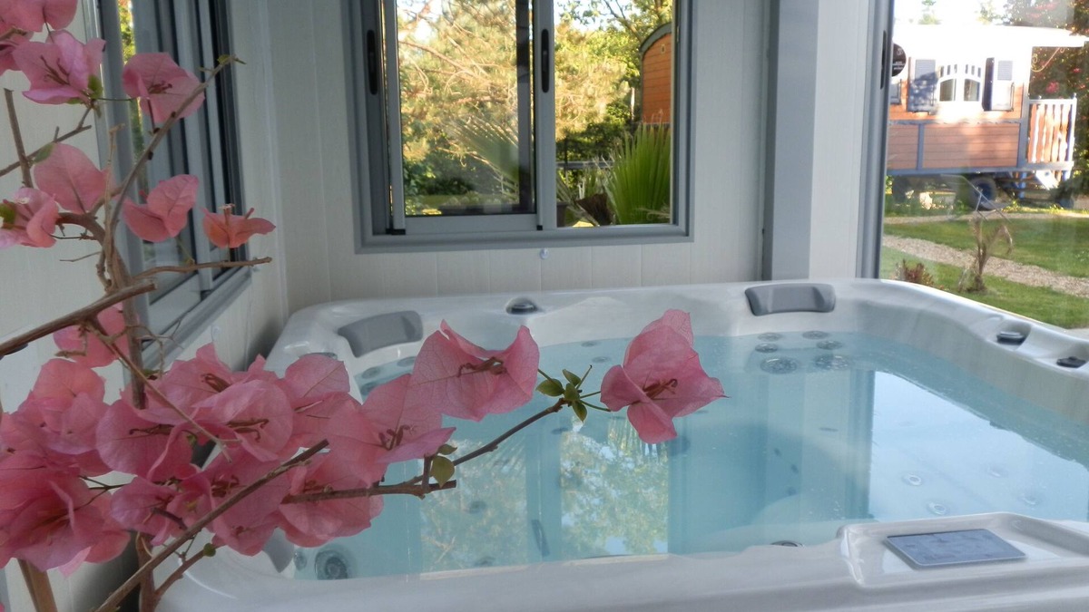 Doue-en-Anjou House | ROULOTTE GITE JACUZZI HEATED COVERED PRIVATE POOL AND SAUMUR DOUE