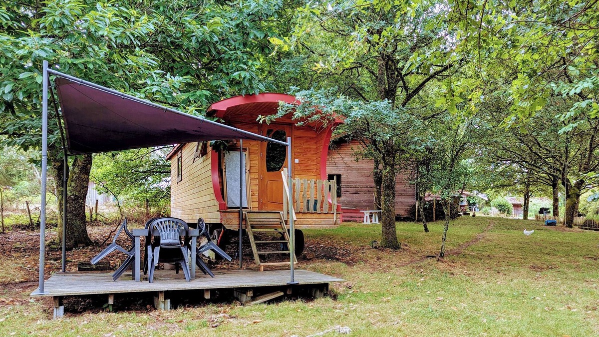 Saint-Pardoux Cabin | Roulotte La Vert-Dîne in the heart of nature, 5 minutes from St Pardoux lake.