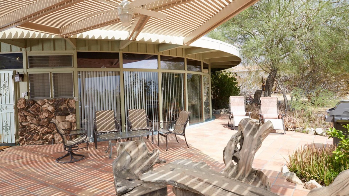 Desert Hot Springs House | Round Glass House 1 Acre/6 blocks to Spa Hotel with hot jacuzzis, sauna & pool