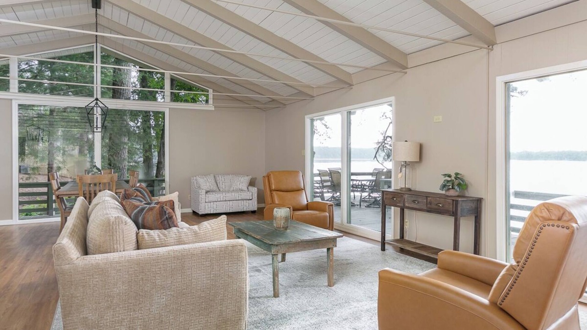 Farmerville House | Round Rock Lodge - Retreat Nestled Among The Trees With Stunning Lake Views