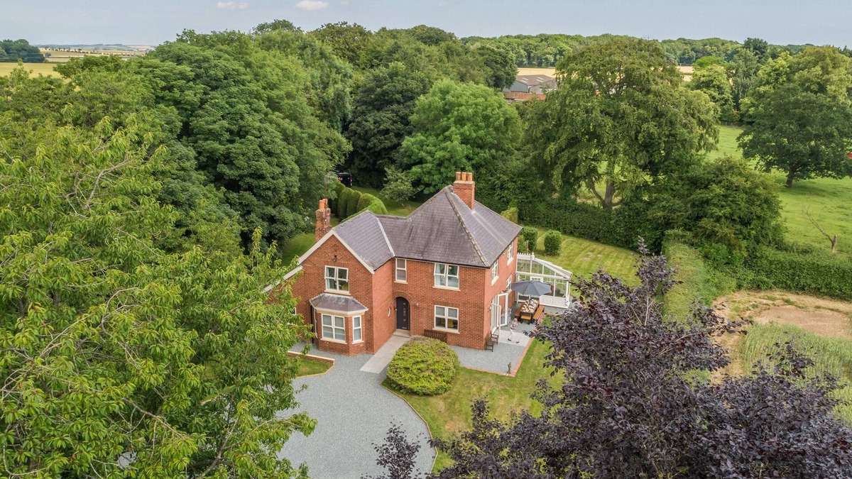 Bainton Cottage | ROUTHORPE HOUSE, family friendly, with hot tub in Great Driffield