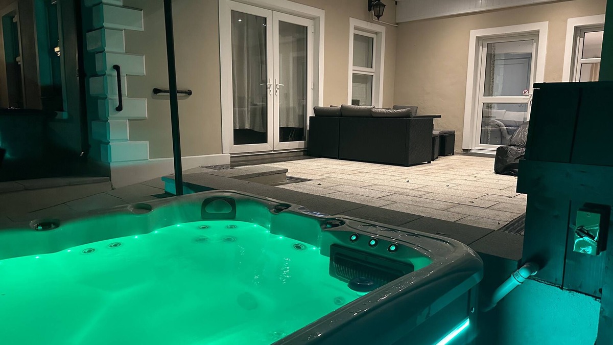 Lisburn Apartment | Royal Hillsborough Hot Tub Haven