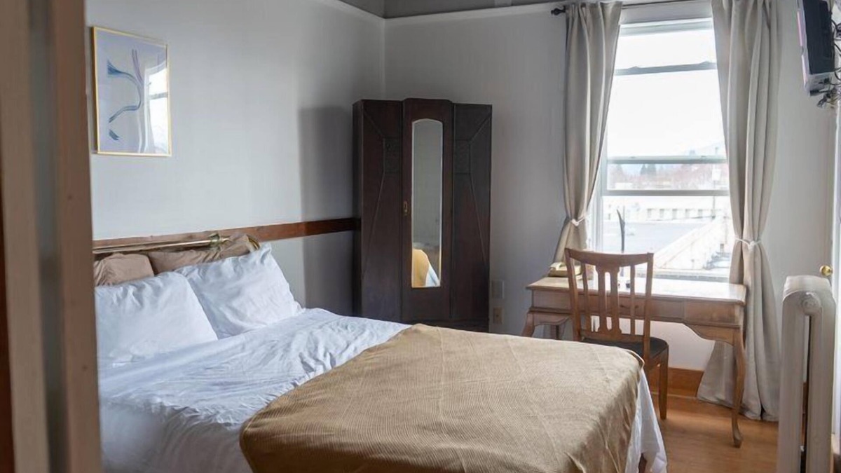 Chilliwack Proper Village West Hotel | Royal Hotel
