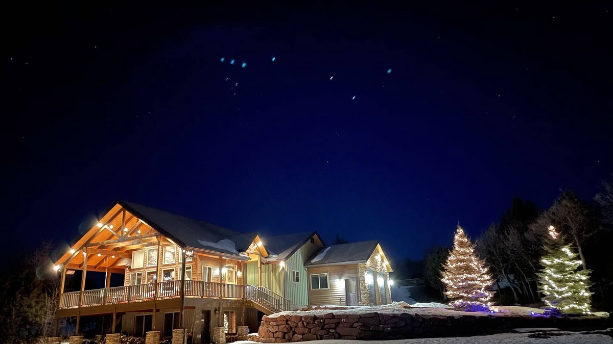 Mammoth Creek House | Royal Mountain Getaway - Cabin Sleeps 22!