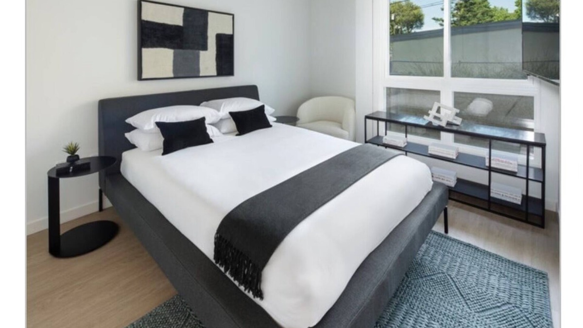 Los Angeles Apartment | Royal Room, Bathroom + Balcony in the Heart of Los Angeles