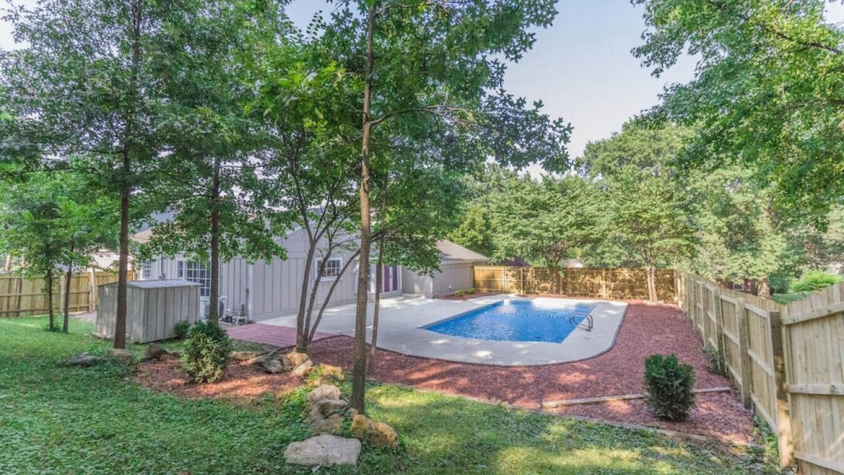 Independence House | Royal's Blue POOL House - 1 mi to Chiefs/Royals Stadium