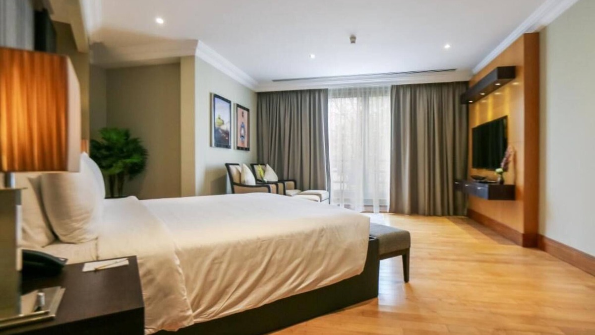 Jumeira 1 Hotel | Royal Suite Near Palm Strip Mall By Luxury Bookings