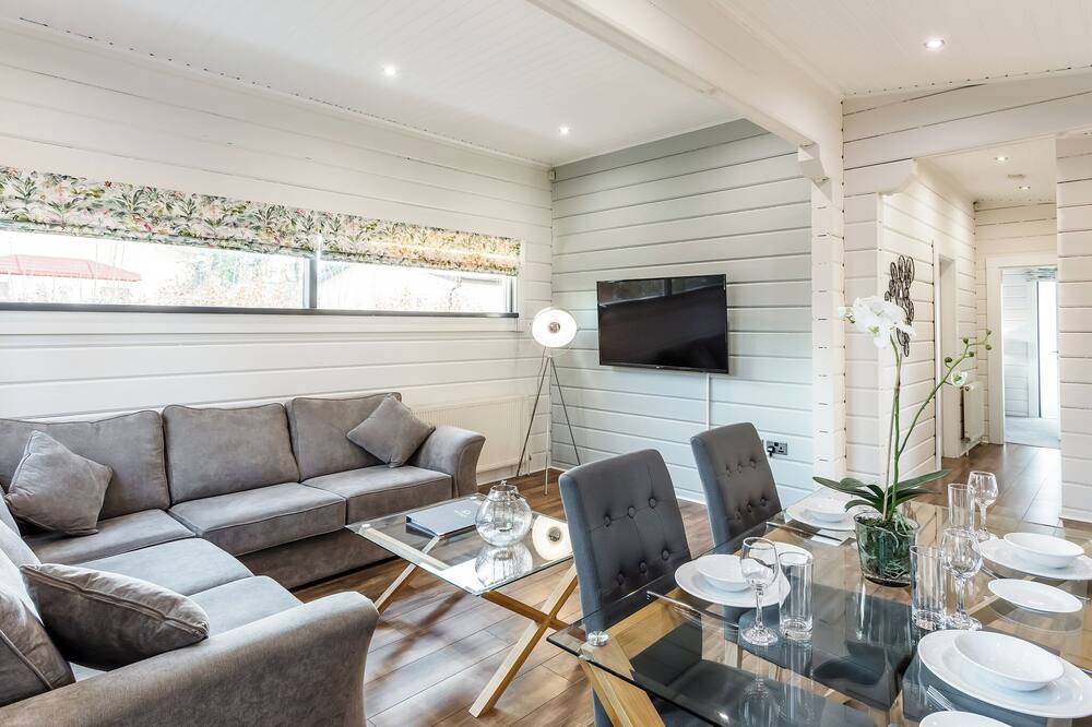 Harlow Apartment | Roydon Two Bedroom Lodge with Hot Tub