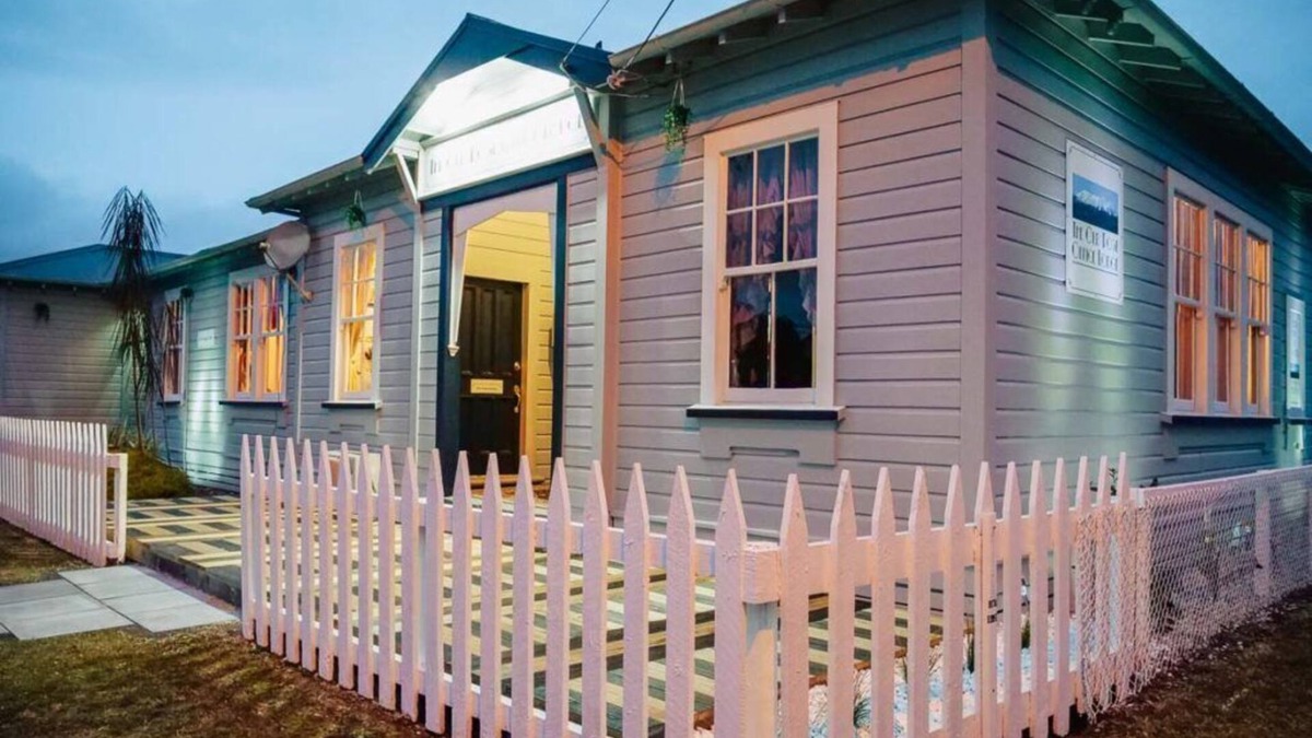 Owhango Apartment | Ruapehu's gorgeous 5-star OLD POST OFFICE's 3-4 Bdr West Wing