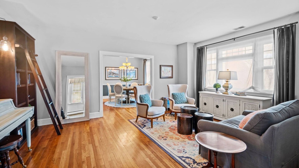 Western Springs House | Ruby’s Retreat - 4BD/3BA+Office in Western Springs