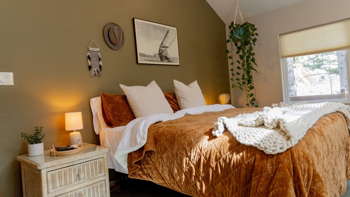 Boulder Cabin | Ruby’s River Cabin - 15 Minutes to Boulder - Hot Tub+Sauna - Cozy Beds