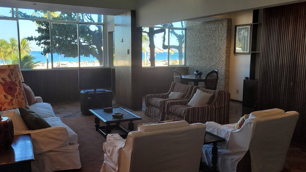 Leme Apartment | Rudder standing in the sand