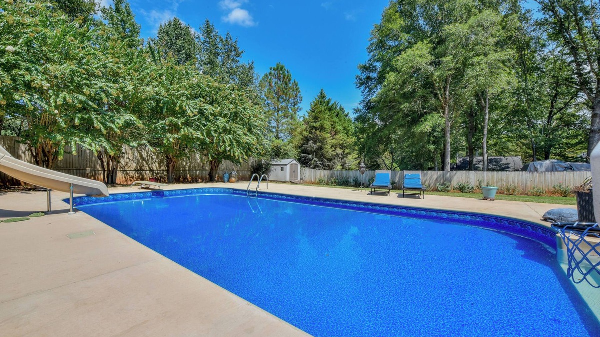 Northport House | Running Back Roost - Swimming Pool, Fenced in, & More! Great for 4th of July!