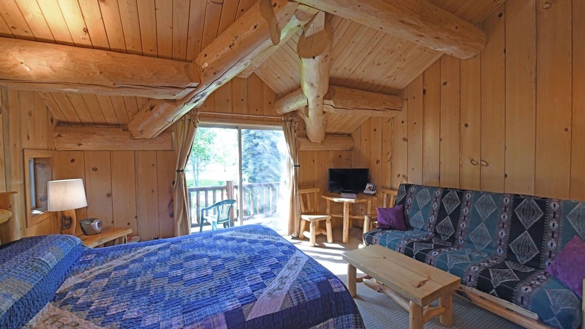 Winthrop Apartment | Running Wolf Studio – trail access, pool/hot tub, private balcony