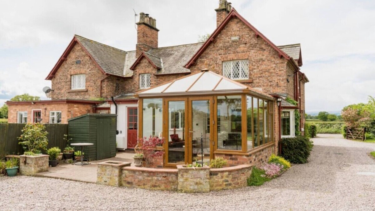 Chester House | Rural 4 bed character cottage near to Chester