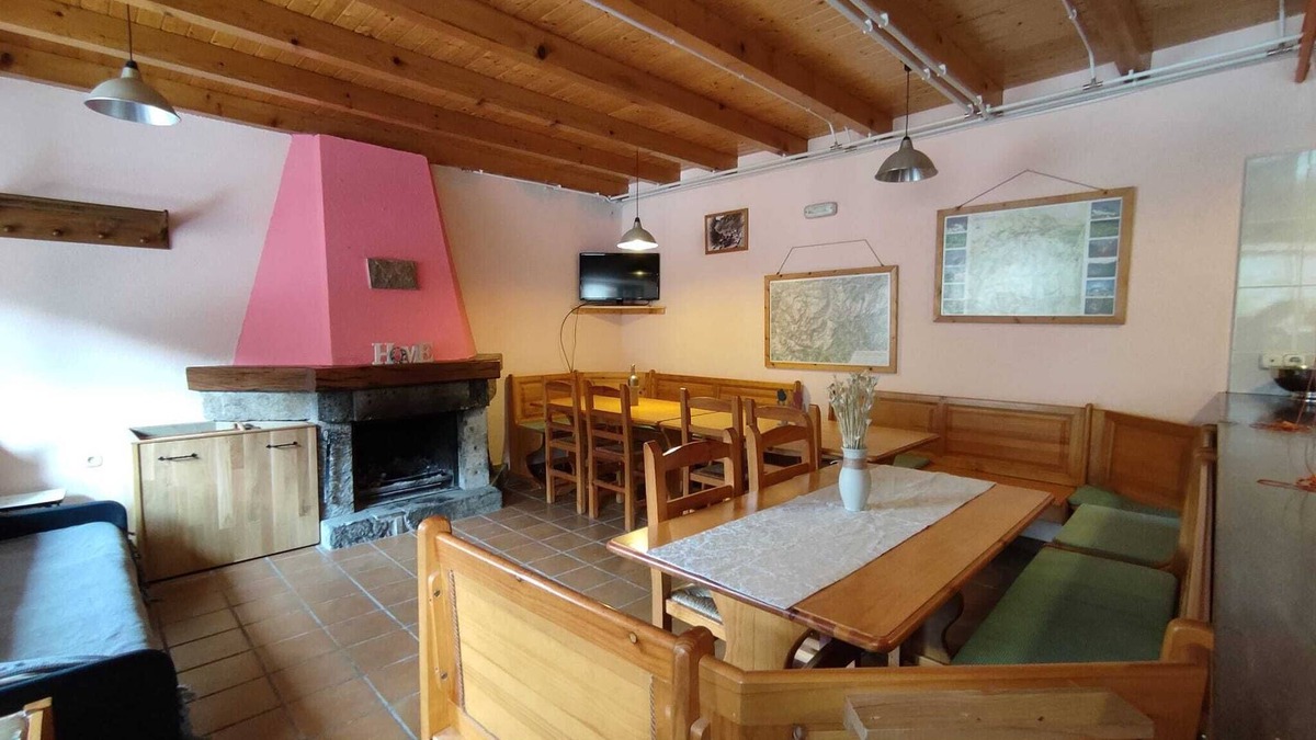 Llanaves de la Reina House | Rural accommodation with fireplace, in Picos de Europa