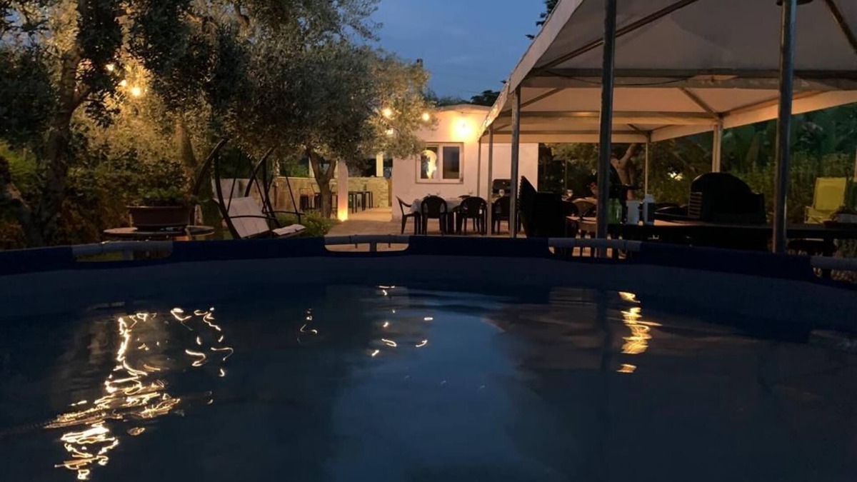 Modugno House | Rural detached house surrounded by greenery, healthy air and plenty of outdoor space.