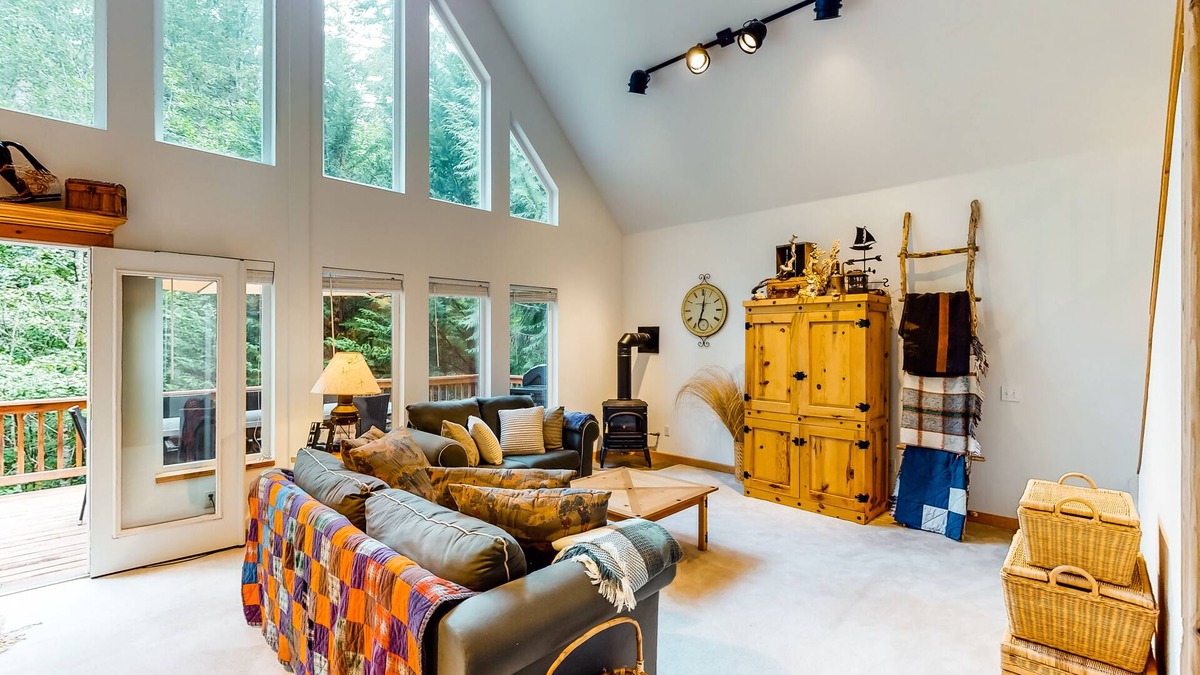 Hoodsport House | Rural, dog-friendly home with loft, deck, firepit, private grill, and game room