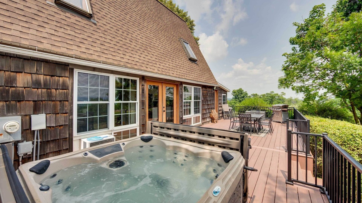 Mount Pleasant Mills Cabin | Rural Dutch Country Retreat - Private Hot Tub
