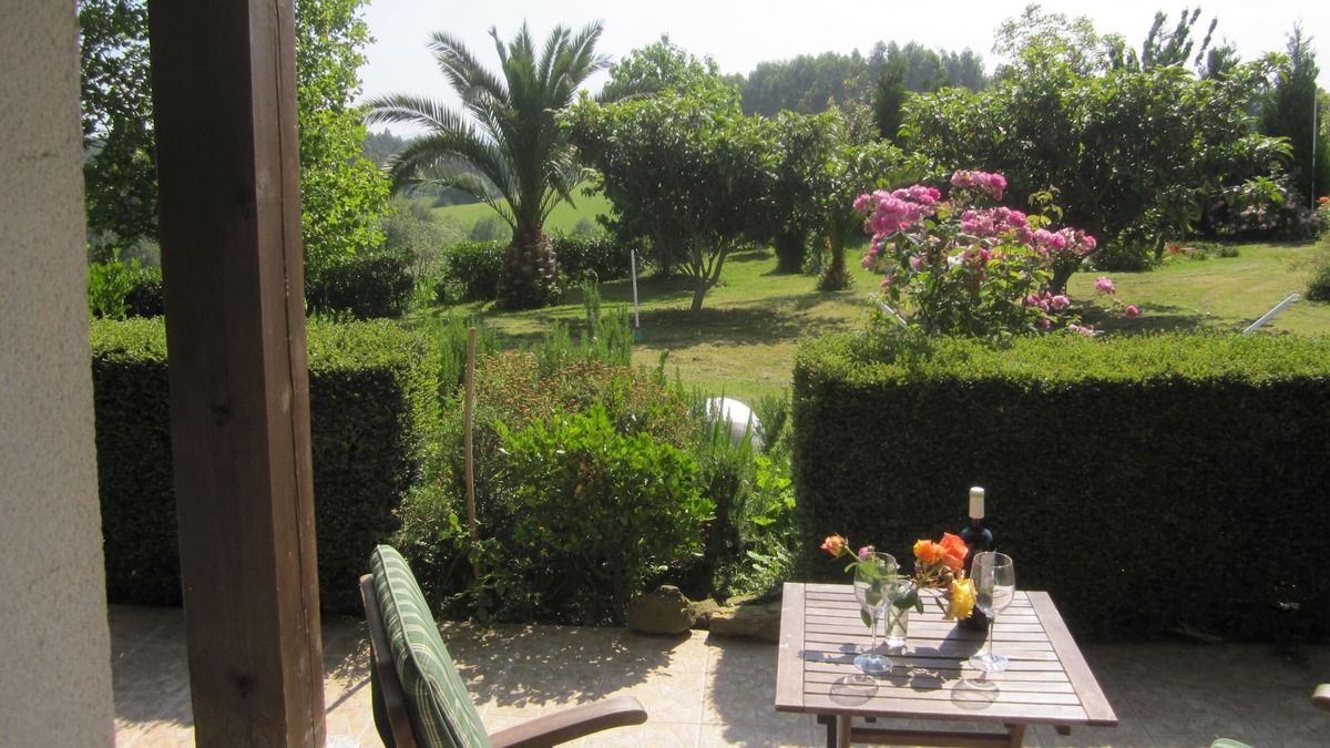 Hazas de Cesto Apartment | Rural apartment 70m2 plus terrace in a large house, 2km from Beranga and 12km from beaches