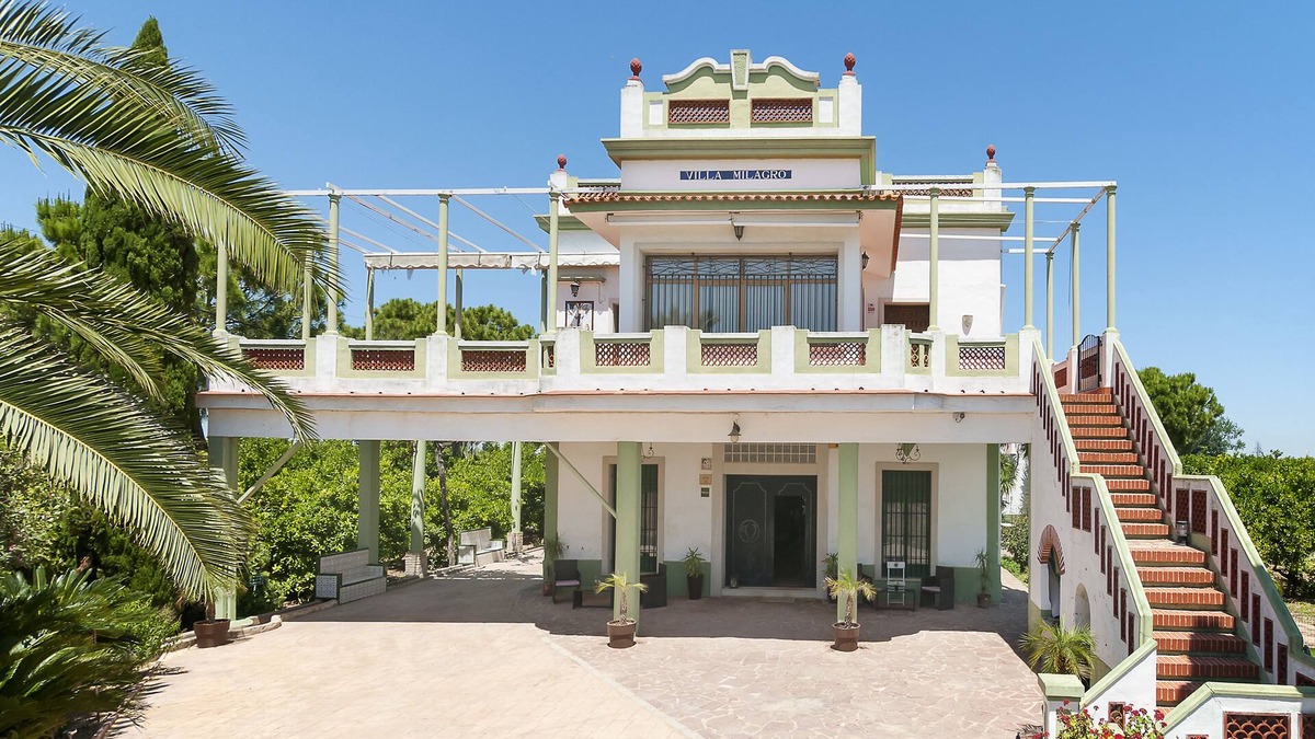 Polinya de Xuquer Cottage | rural farmhouse located in an orange farm itself