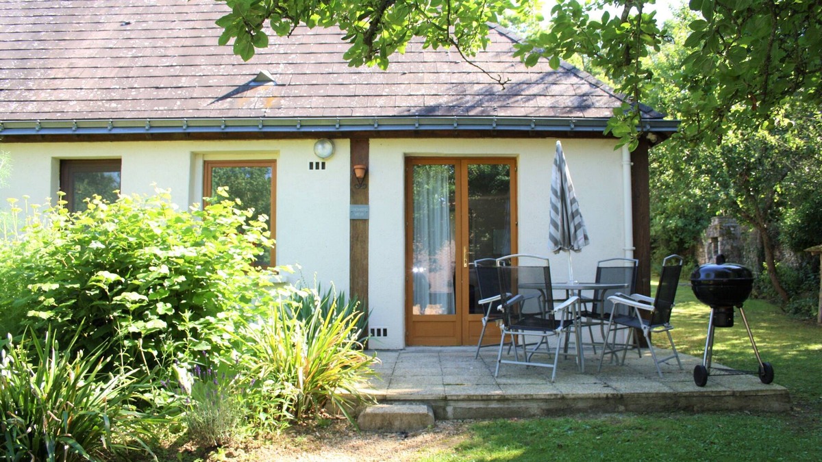 Asnieres sur Vegre Cottage | Rural gîte with Pool, WIFI, 2 Bedrooms 2 BA