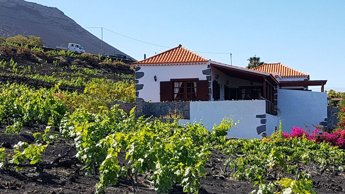 Los Quemados Cottage | Rural House in Fuencaliente, with beautiful views of the sea and the mountains