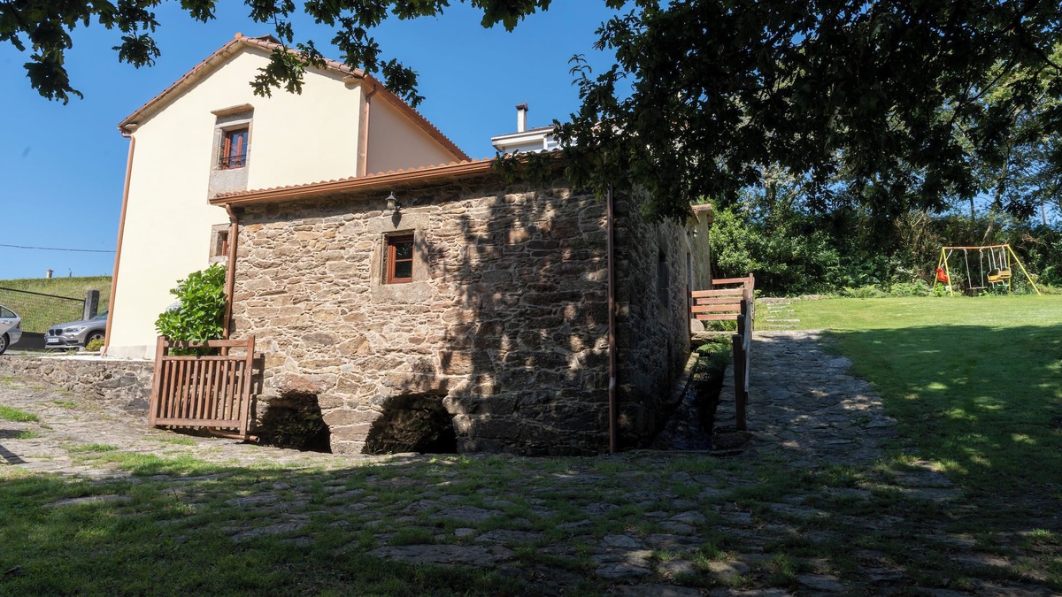Santiago de Compostela Ski Chalet | Rural house with farm next to the river, 5 minutes from the Cathedral (pets allowed).