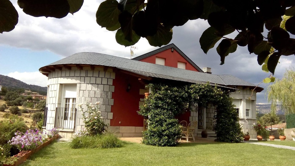 Santa Cruz de Pinares Ski Chalet | Rural House "Entrepinos". Ideal for family and groups. Private space with views