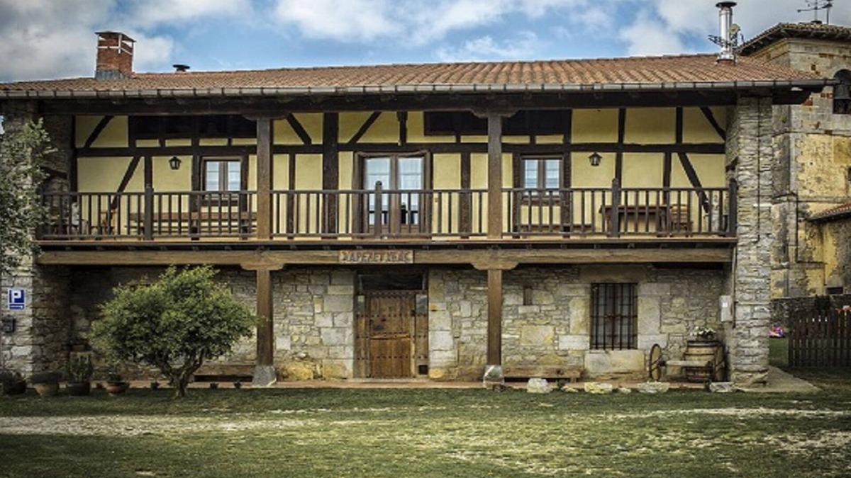 Larraun Cottage | Rural House APEZETXEA Landetxea, Arruitz (Larraun) between 8 to 33 people.