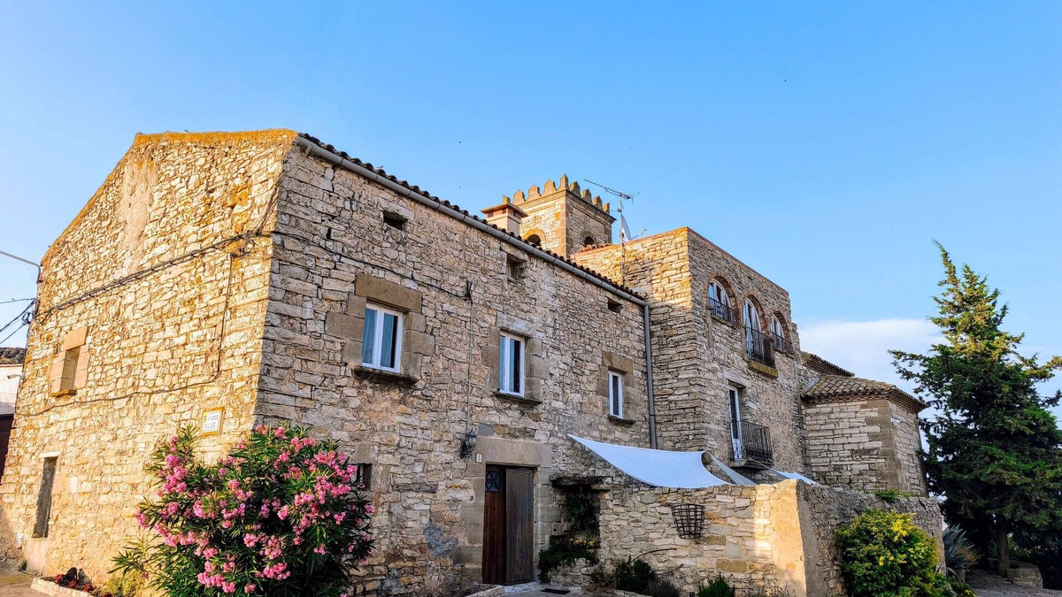 Sant Guim de la Plana House | Rural House 'La Rectoria De Vicfred' with Mountain Views, Wi-Fi and Air Conditioning
