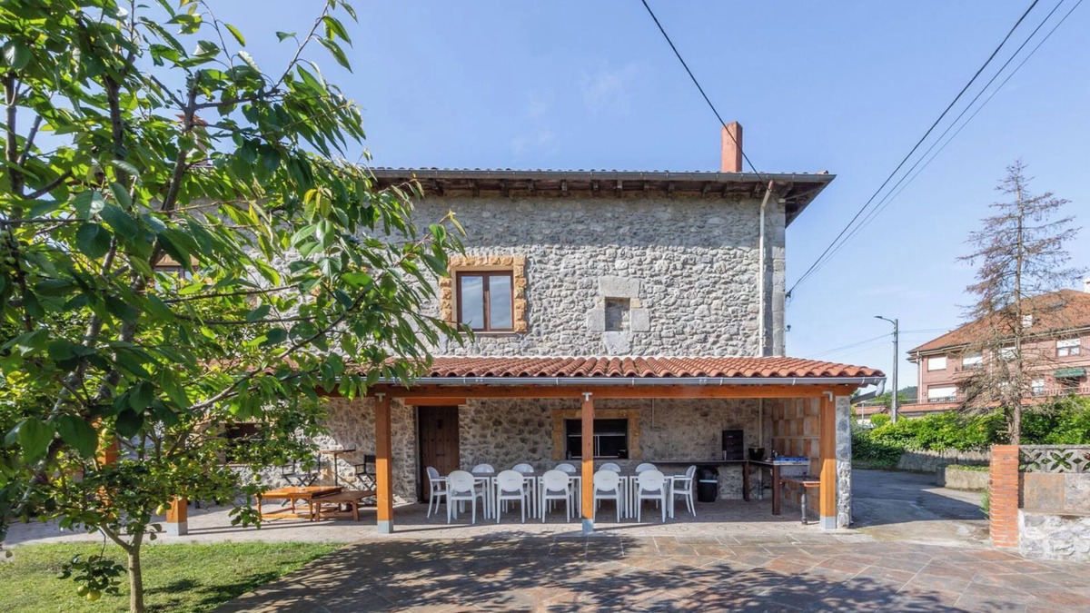 Solorzano House | Rural House 'Trasmiera' with Private Terrace, Private Garden and Wi-Fi