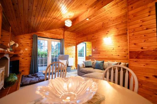 Ffestiniog Ski Chalet | Rural Log Cabin in Snowdonia near Coed y Brenin by Seren Short Stays