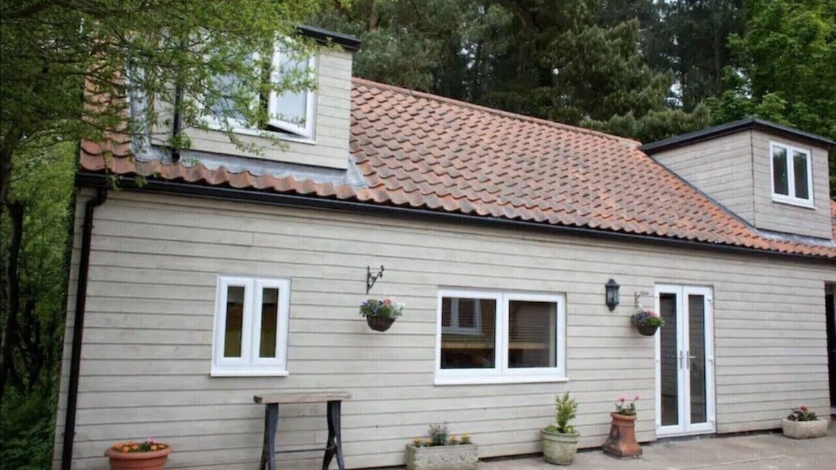 King's Lynn Cabin | Rural, secluded holiday lodge close to beaches and Sandringham