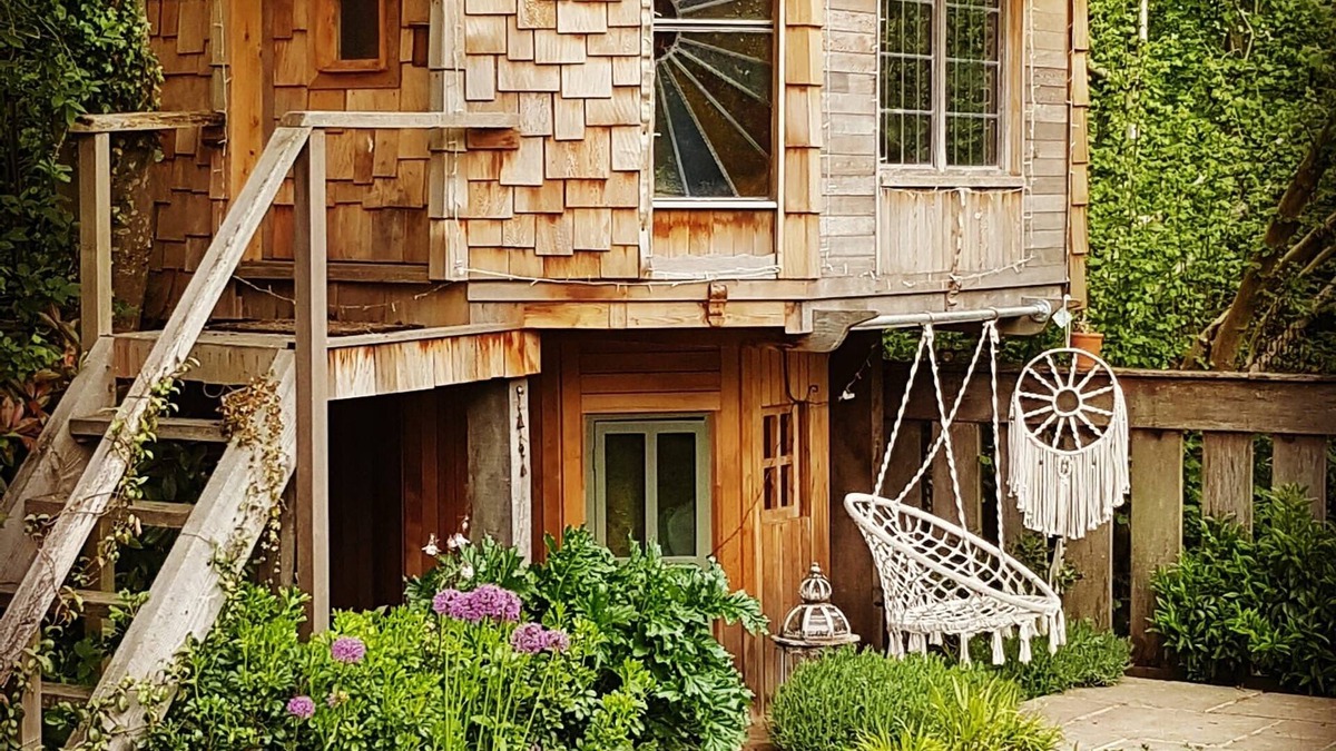 Chiddingfold Cottage | Rural Surrey Cottage and TV award winning 'Shed of the year' Mushroom house!