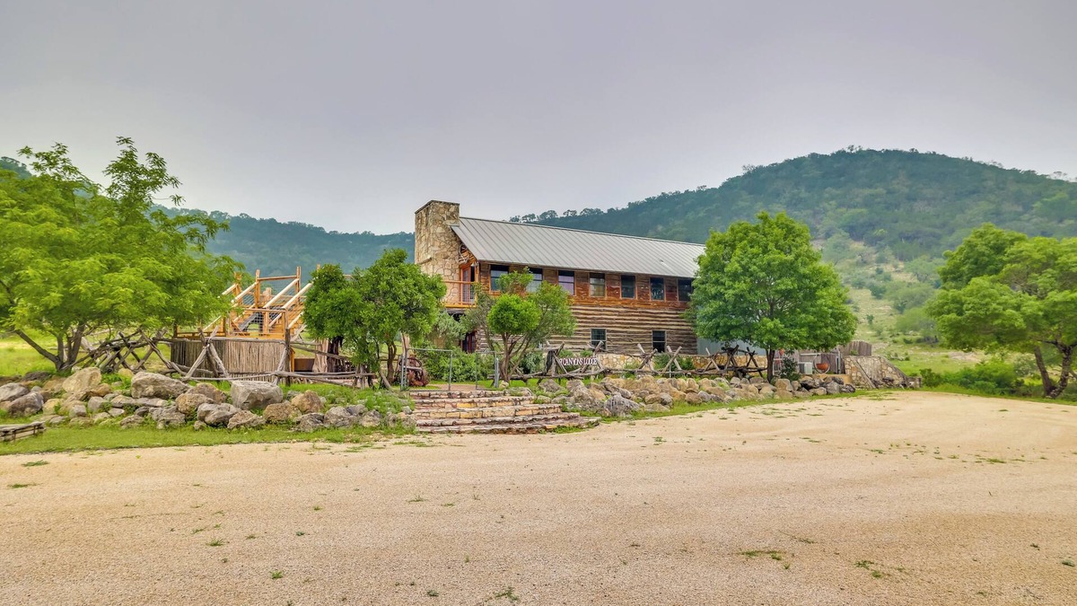 Tarpley Villa | Rural Texas Villa w/Hot Tub - Horses Welcome!