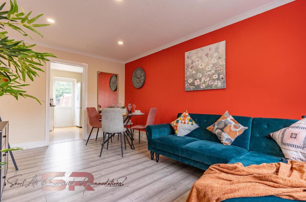 Yeading House | Rush House by SR Short Lets & Serviced Accommodation Heathrow Windsor - Perfect for Monthly Stay Relocation & Business Contractors Big Groups