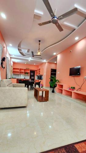 Tirupati Apartment | RUSHITHA HOMESTAY - NEAR To ALIPIRI- FREE WIFI - FAMILY STAY ONLY - ANDROID TV - DOOR SERVICE