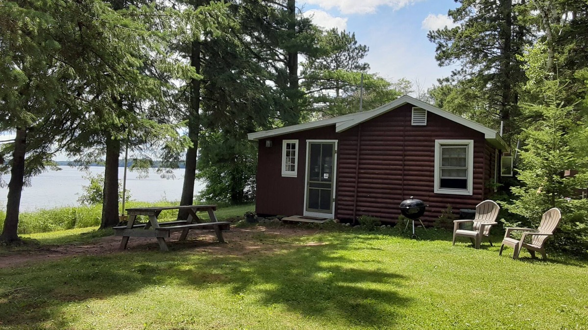 Hayward Cabin | Rustic 2 Bed Lakeside Cabin - boats available