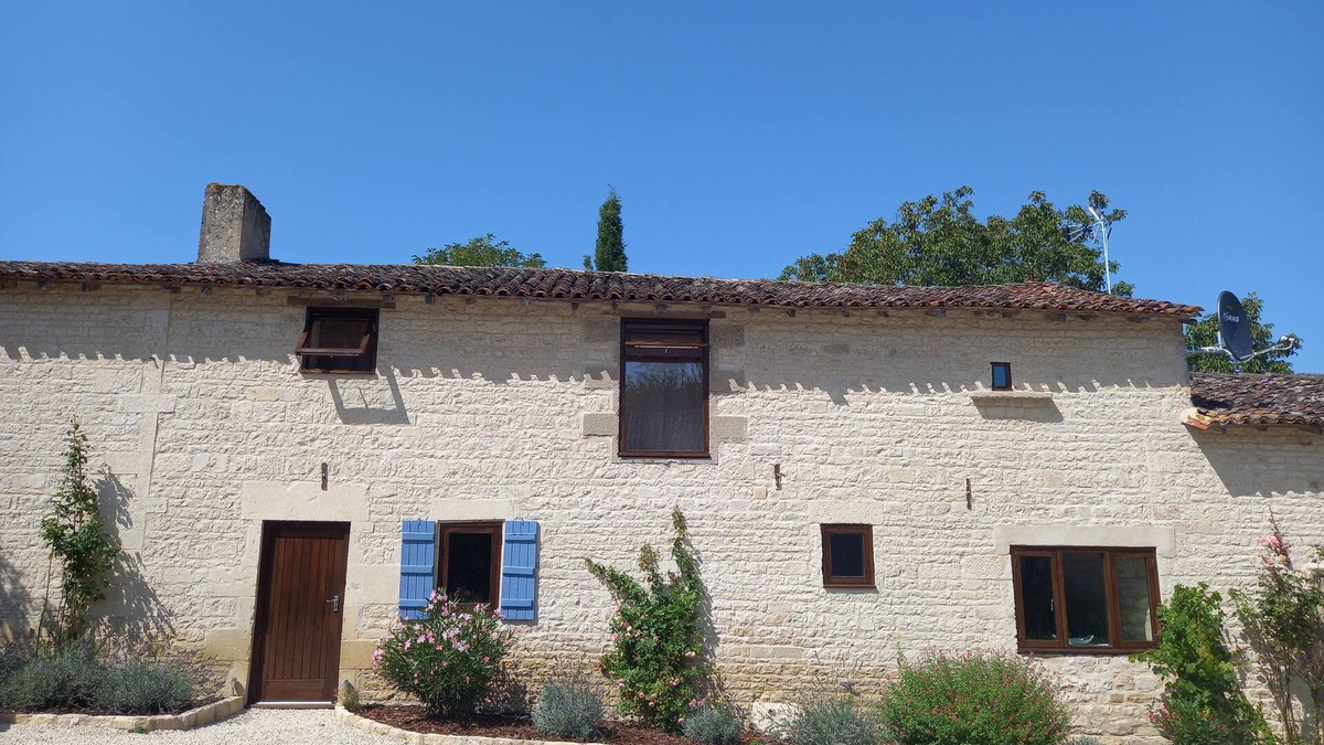 La Bataille Cottage | Rustic 3 bed gite sleeps 6 near Chef Boutonne