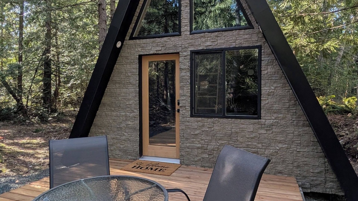 Regional District of Nanaimo Cabin | Rustic AFrame Tiny Home, Minutes from stunning waterfalls and beautiful beaches!