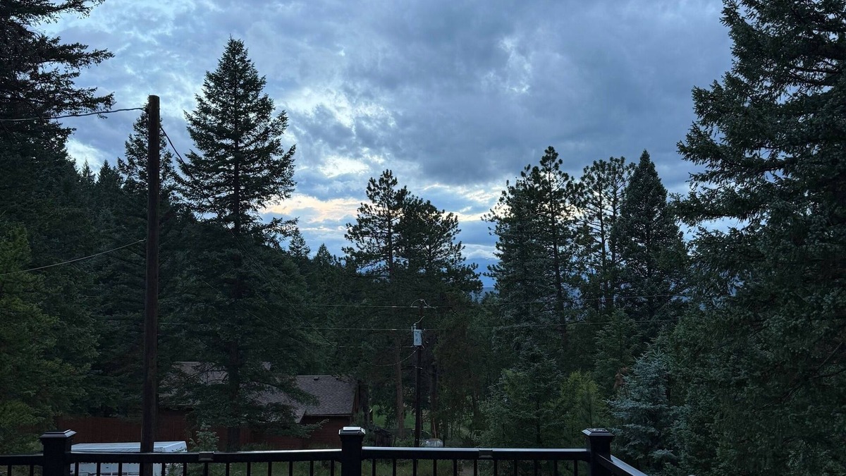 Evergreen House | Rustic and charming 2 bedroom retreat with a beautiful deck