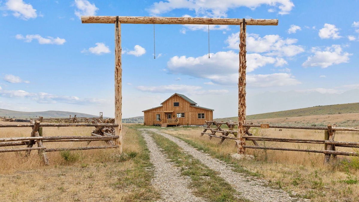 Stevensville House | Rustic Barn Retreat in Stevensville, Montana