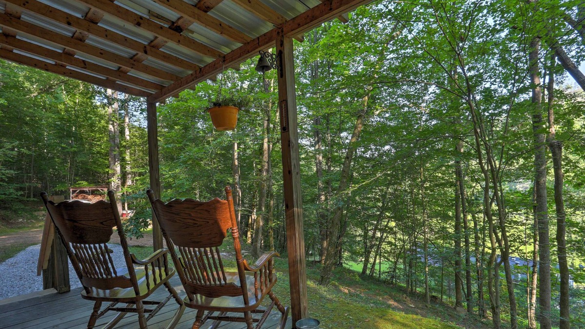 Briceville Cabin | Rustic Briceville Cabin w/Porch Tucked in Forest!