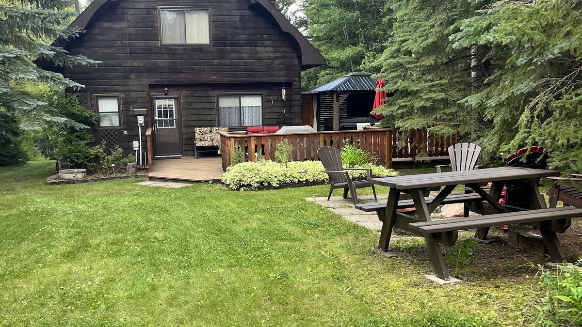 Mulhurst Cottage | Rustic Cabin at Wizard Lake with Hot Tub