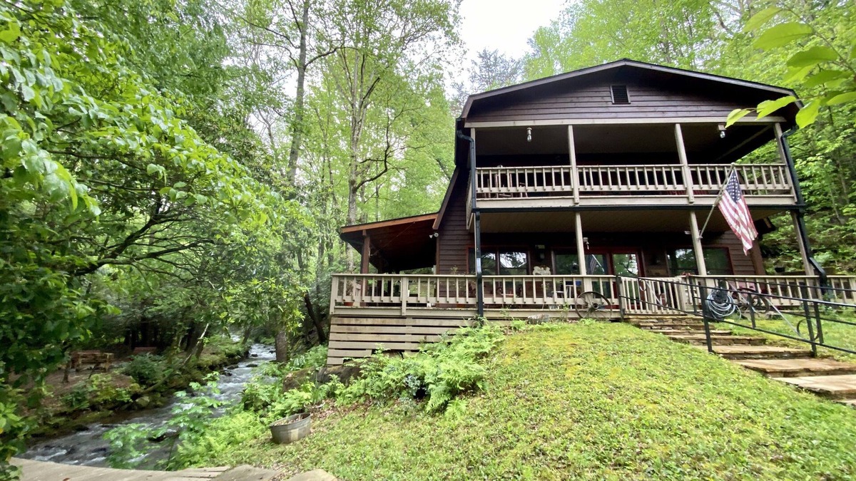 Hiawassee Cabin | Rustic cabin on Huge Creek!Chef kitchen!Cute & Quaint Lazy Bear Creekside Cabin♥️