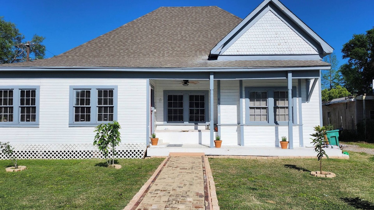 Orange House | Rustic Cajun Country Charm less than one mile from Lamar College and boat docks.